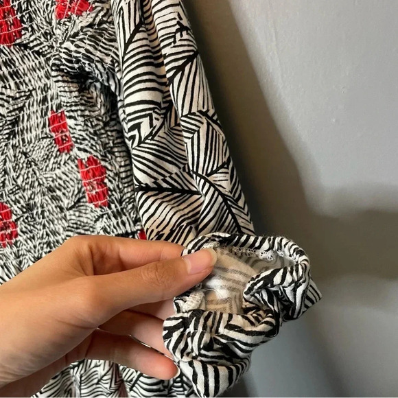 J.Jill Black & White Blouse Top Red Flowers Shirred Upper Flowy size small - Picture 4 of 8